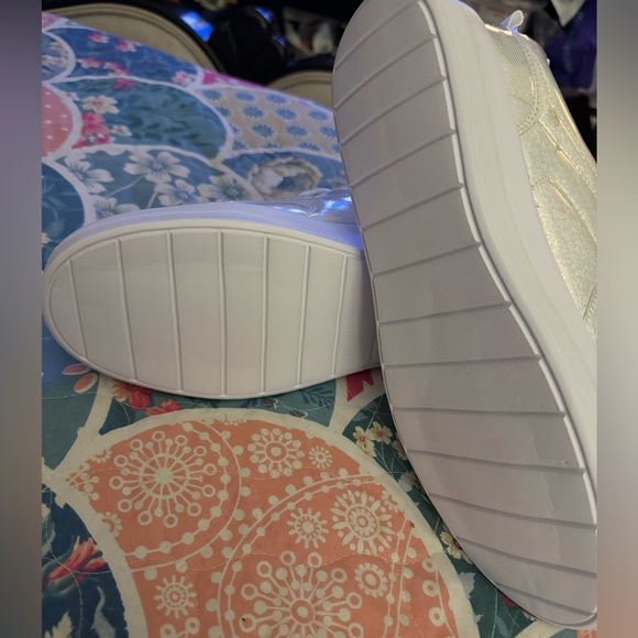 *NIB* SHEIN Pearl White Hologram Sneakers Size 41 - Picture 6 of 8